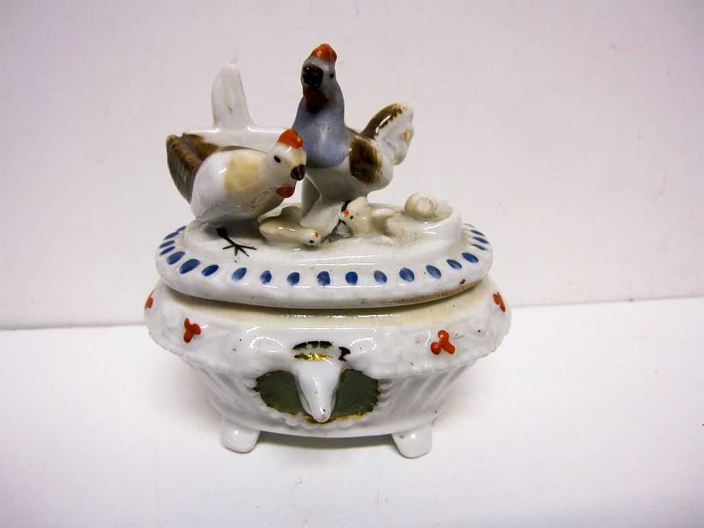 antiga caixa francesa em porcelana policromada com família Galinha