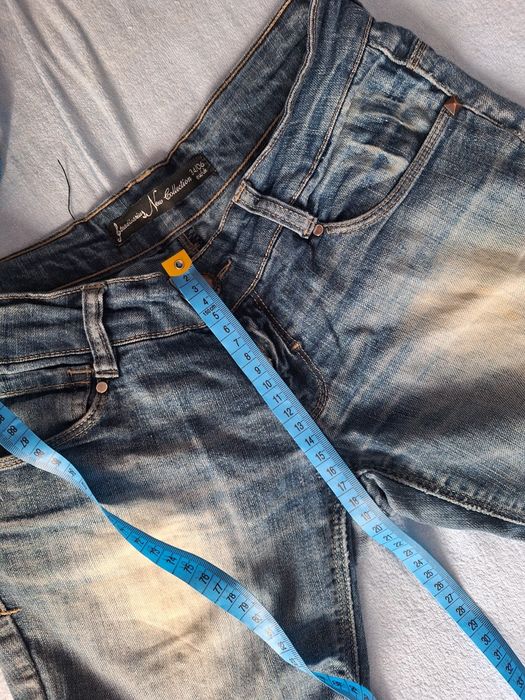 Damska dziewczęce dżinsy z rozdarciami.