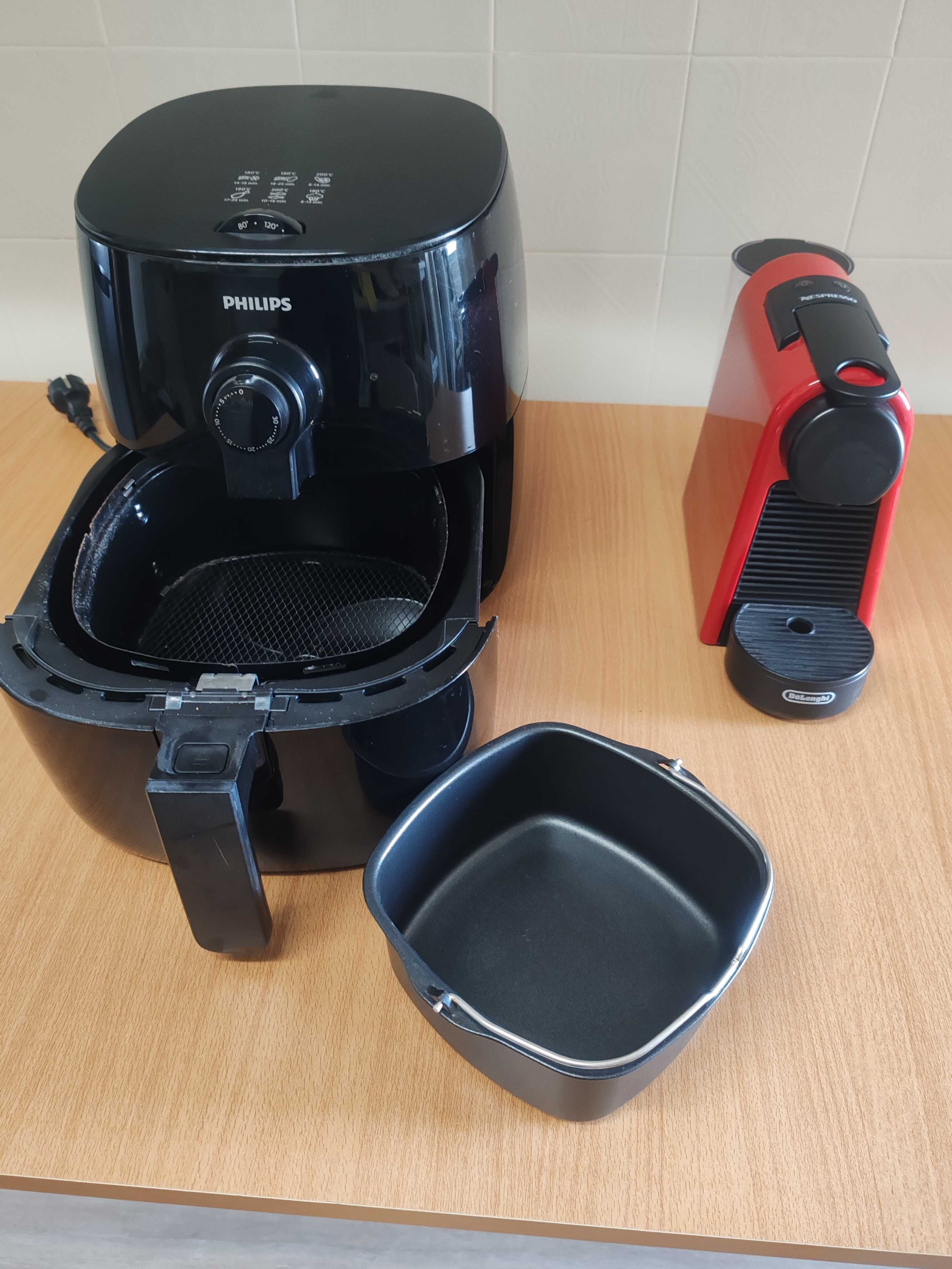 Mesa, cadeira, máquina de café e air fryer