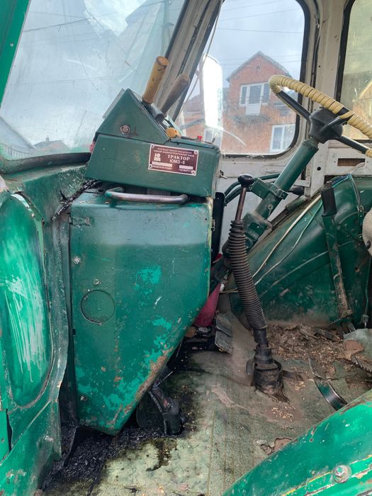 Трактор ЮМЗ 6 в робочому стані