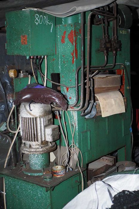Prasa do gumy - hydrauliczno elektryczna.