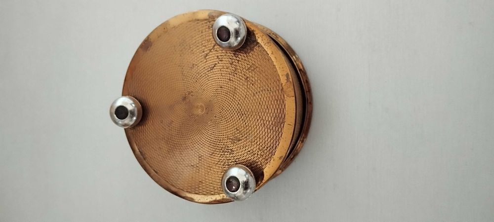 Caixa antiga para pó de arroz com borla