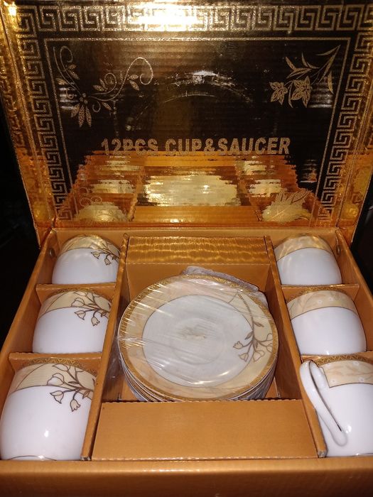 Serviços de café e um de decoração