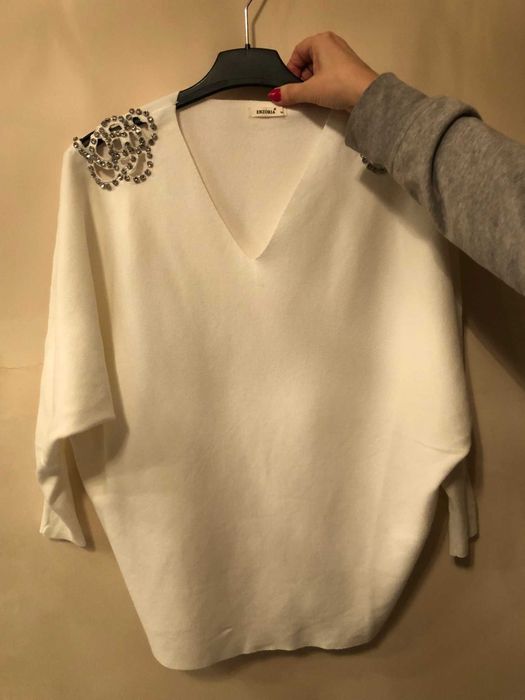 Sweter biały z dżetami