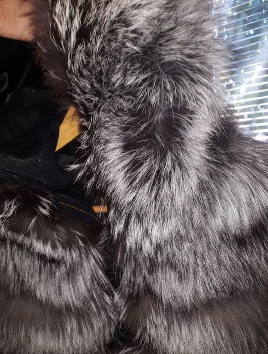 Жилетка натуральная ,чернобурка ,большой капюшон