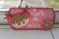 Pequena placa decorativa com nome "Helena"