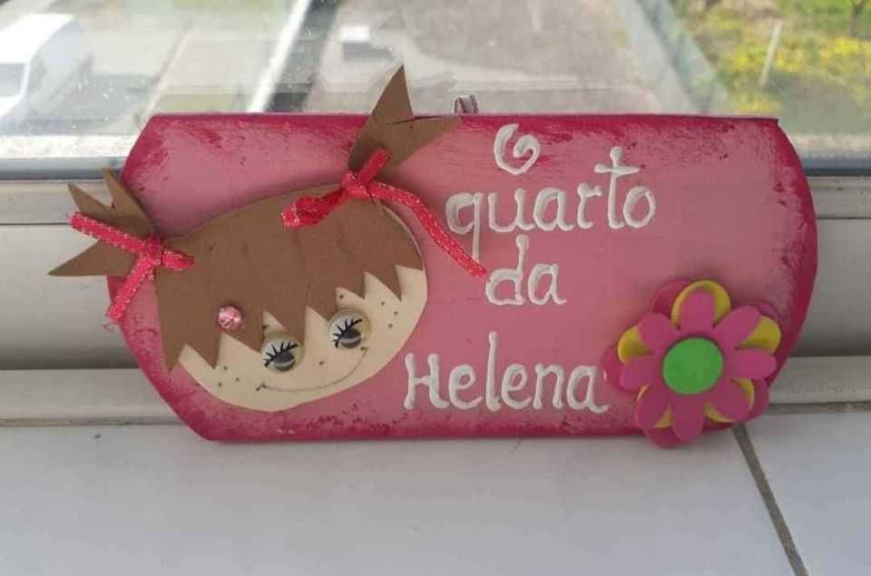 Pequena placa decorativa com nome "Helena"