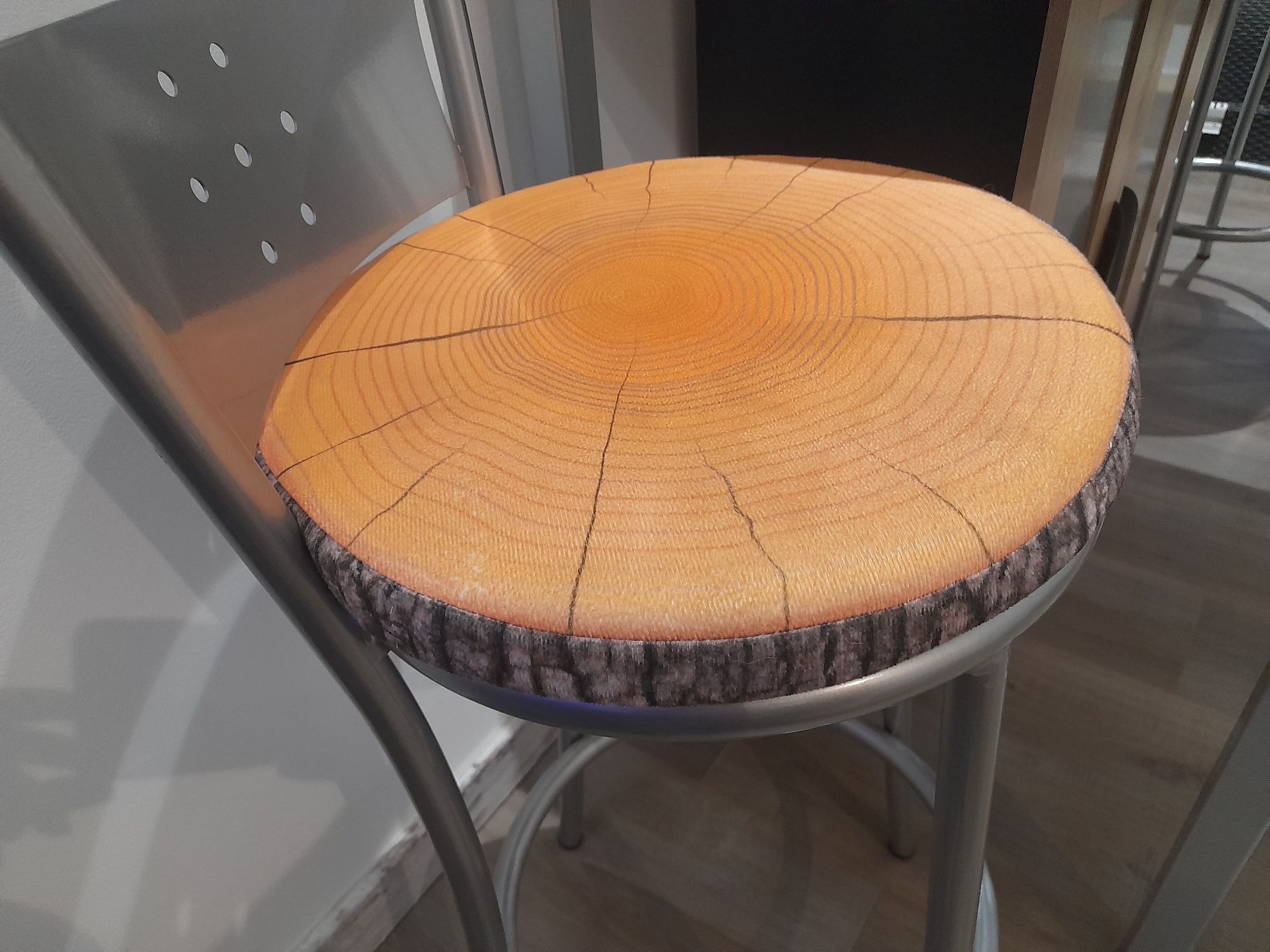 Mesa alta com cadeiras e armário de apoio (RESERVADO)