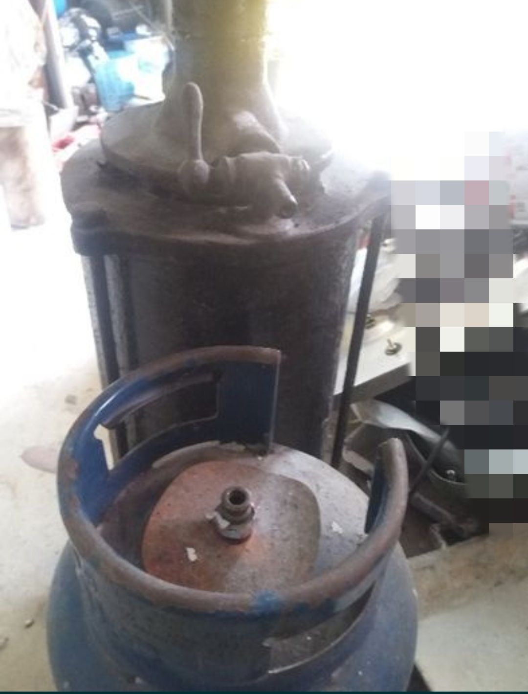 Forja em ferro  usada para fazer talheres de prata