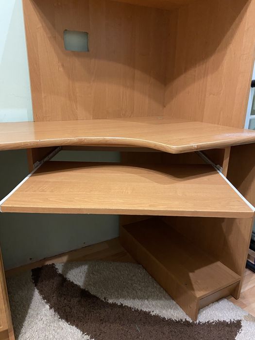 Продам б/у компютерний стіл в хорошому стані