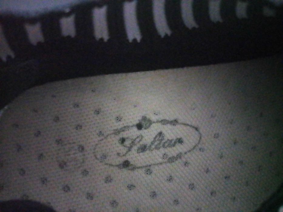 Sapatilhas pretas e brancas - tamanho 35