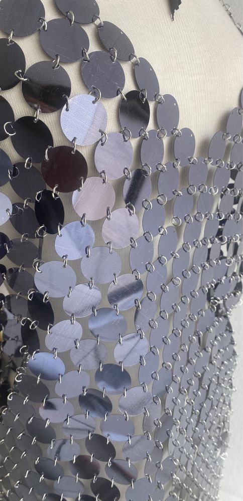 Vestido túnica em acrílico cor de chumbo brilho