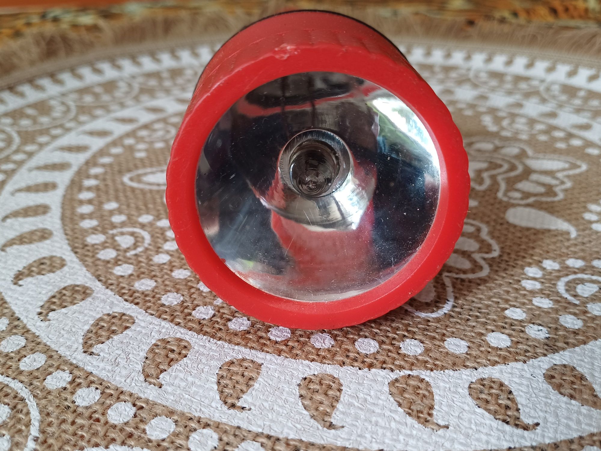 Stara latarka plastikowa na baterie 2xR20