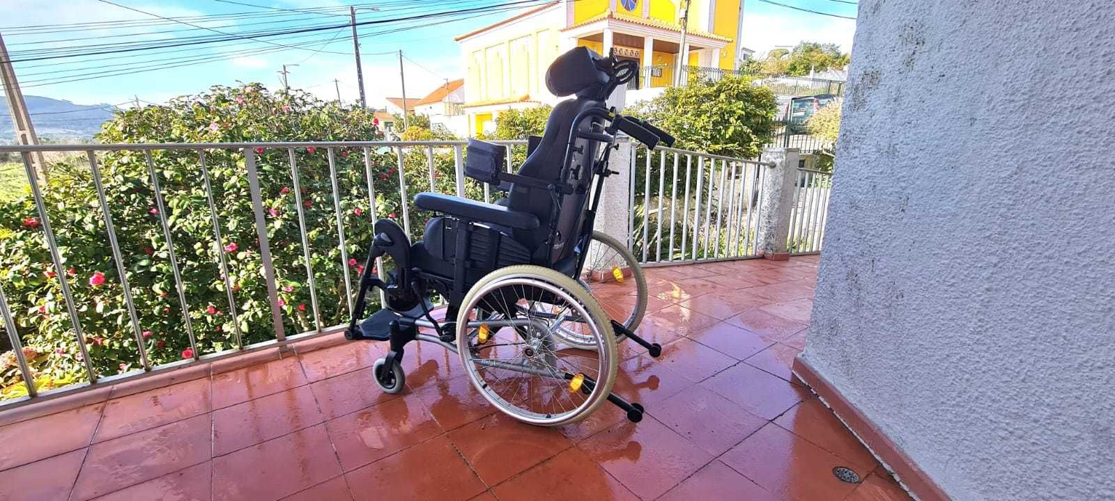 Cadeira de rodas manual Breezy Relax 2 com apoio para pernas e pescoço