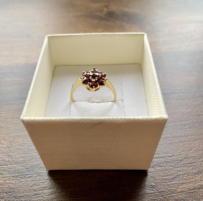 Złoty pierścionek z granatami