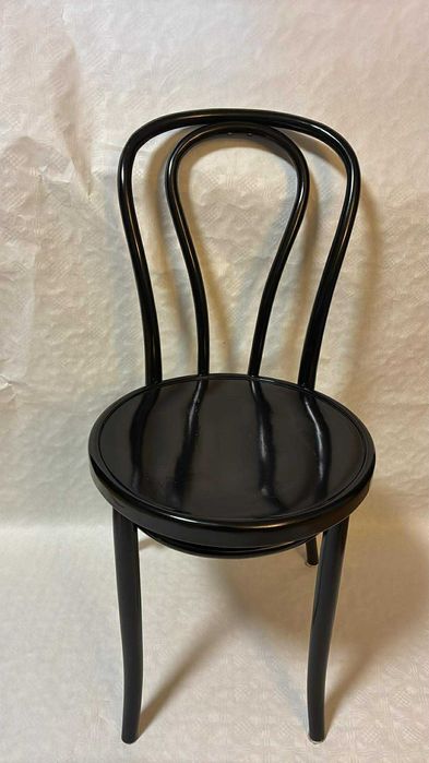 4 czarne gięte krzesła