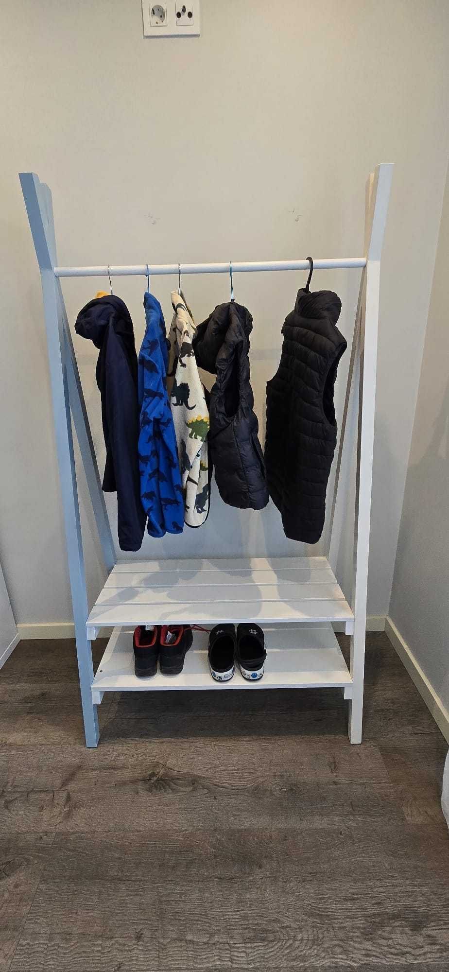 Charriot para quarto de criança, azul, branco e cinza.