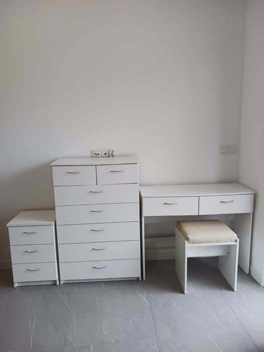 Komplet mebli: komoda,toaletka,stolik nocny,pufa