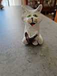 Gato a ler feito em argila