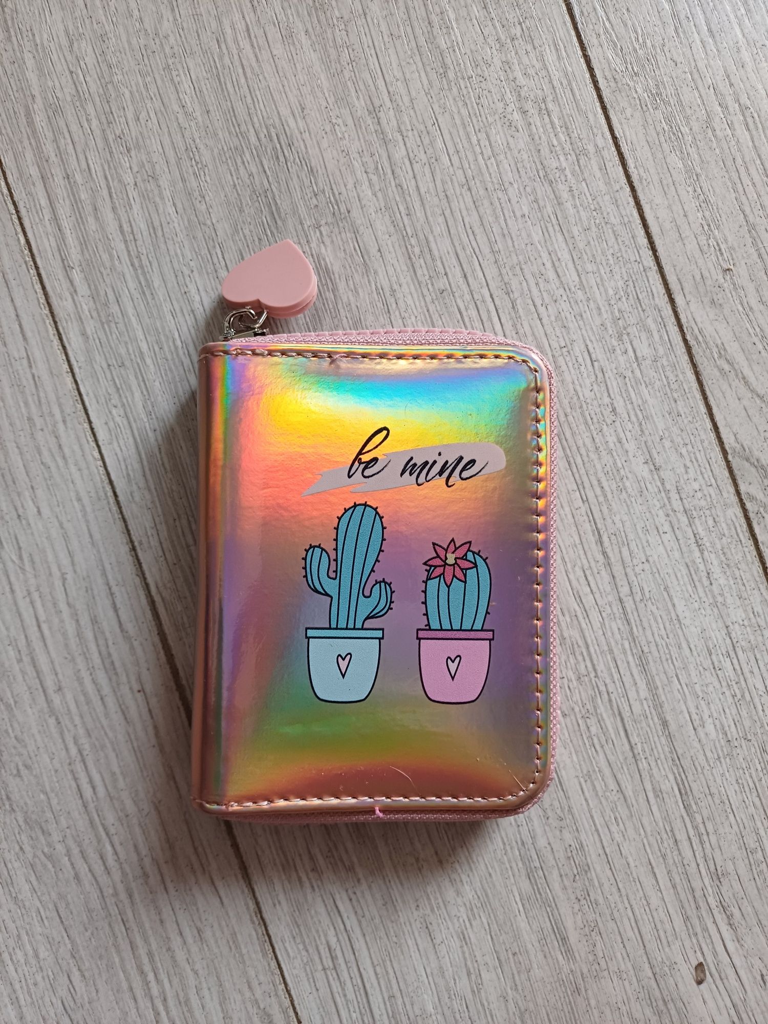 Metaliczny, pudrowym różowy portfel dla dziewczynki