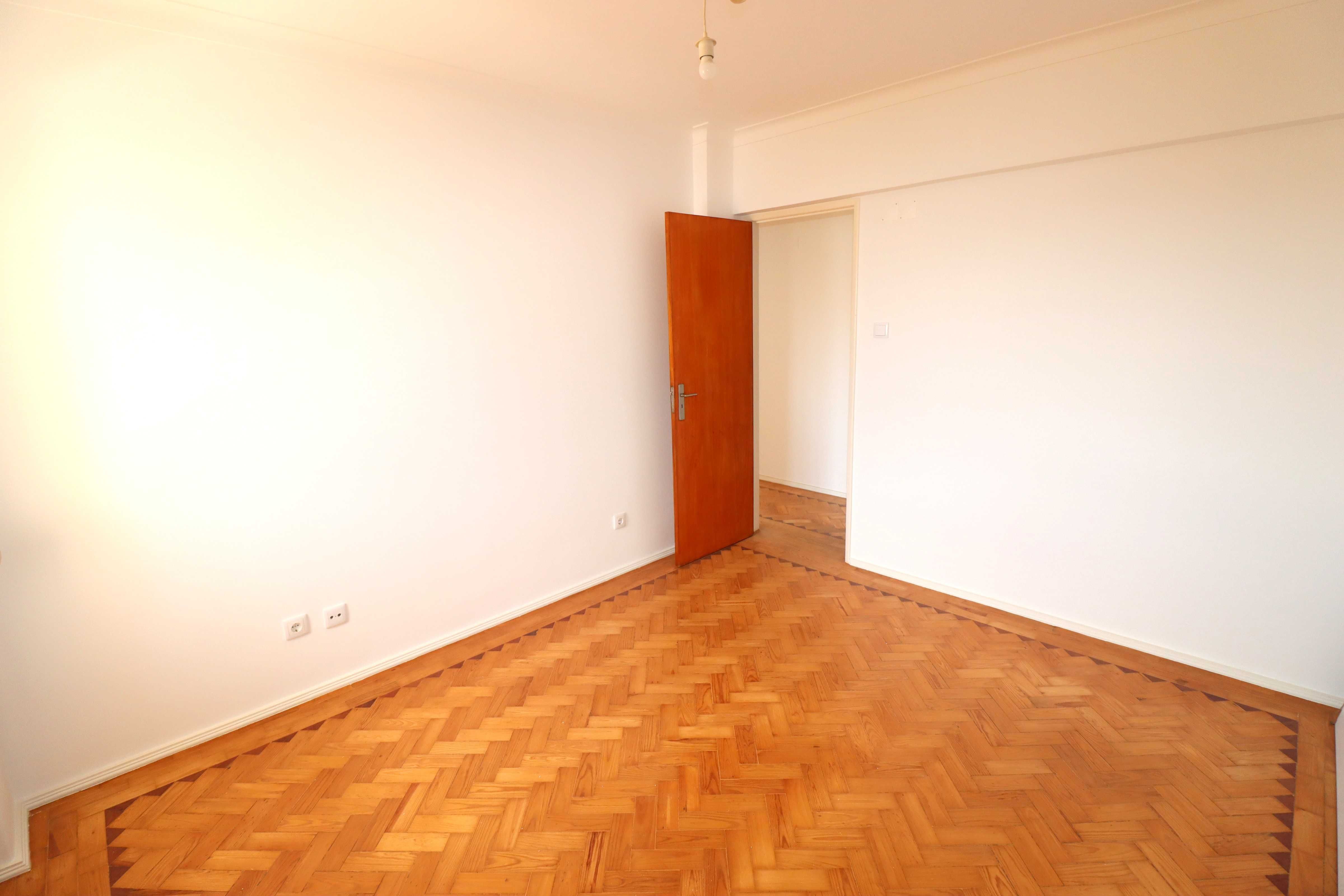 T3 renovado, sem móveis em Sassoeiros-Carcavelos
