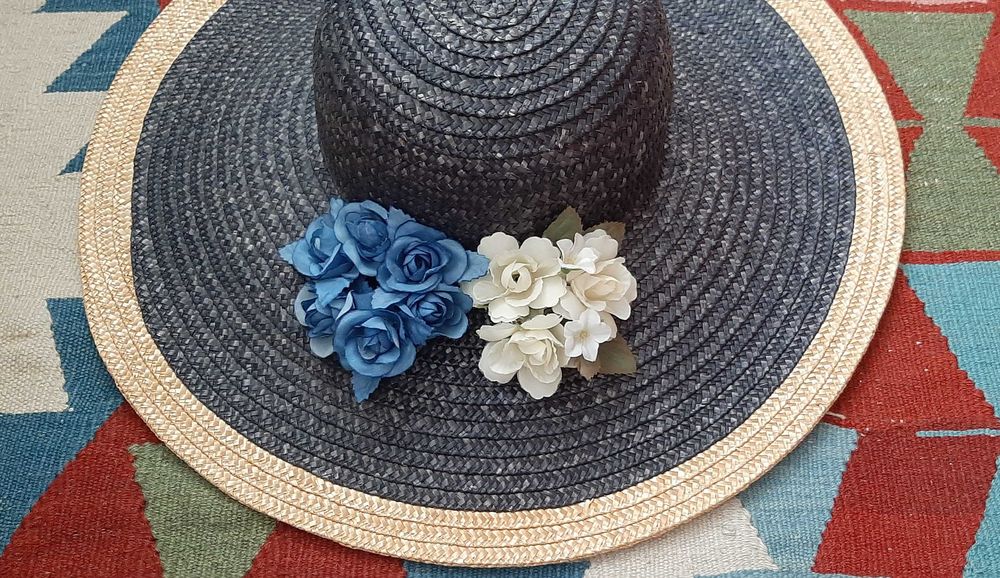 Chapéu de palha italiano vintage azul de aba larga com flores