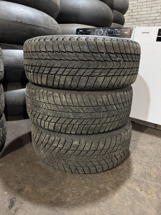3 Шини на авто Roadstone 215/55/17