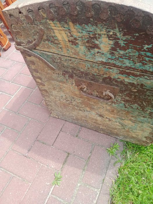 Antyk Stary kufer z metalowymi okuciami