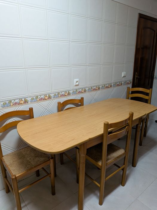 Mesa de cozinha e cadeiras