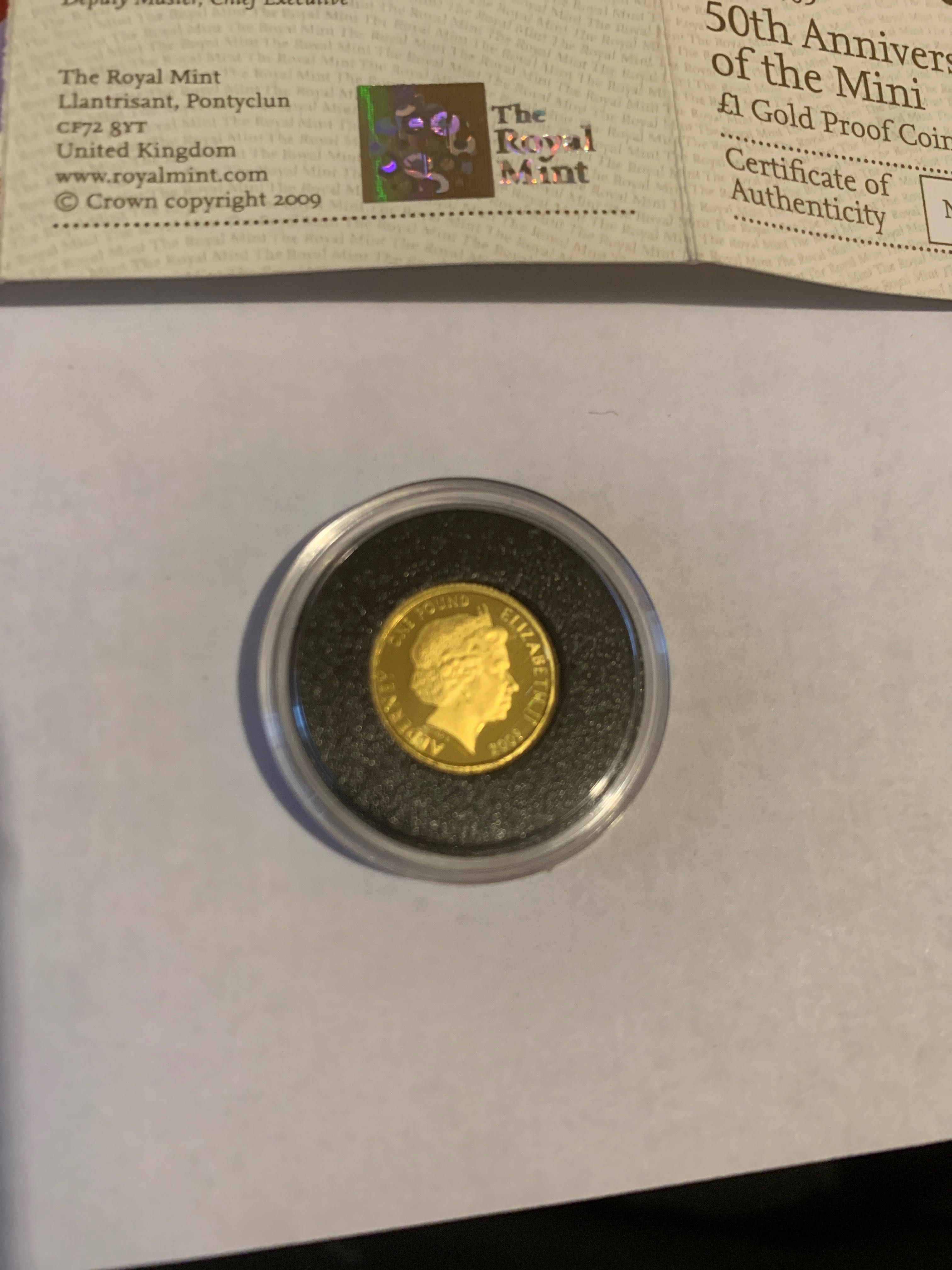 Золотая монета 1 фунт 2009 года. 50 лет первому Mini. Остров Олдерни.