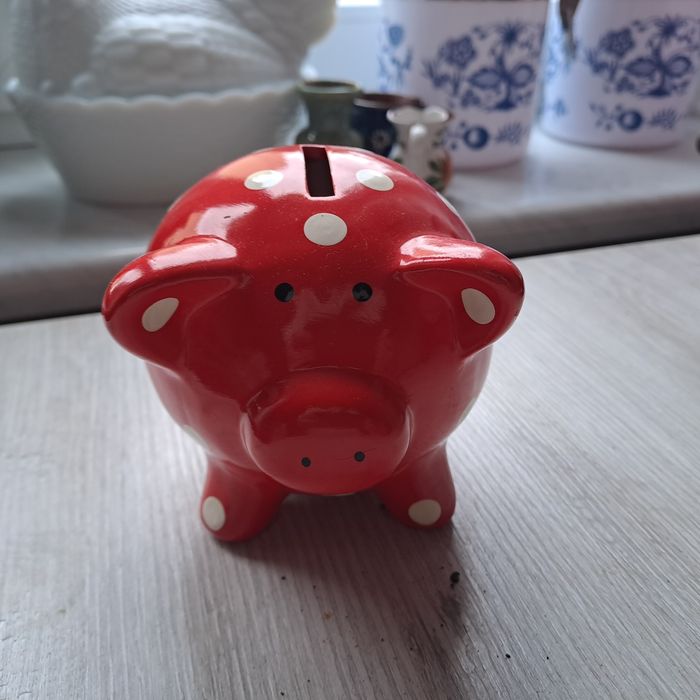 Świnka skarbonka czerwona w kropki ceramika.