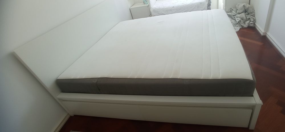 Cama Malm com gavetas de arrumação e colchão IKEA