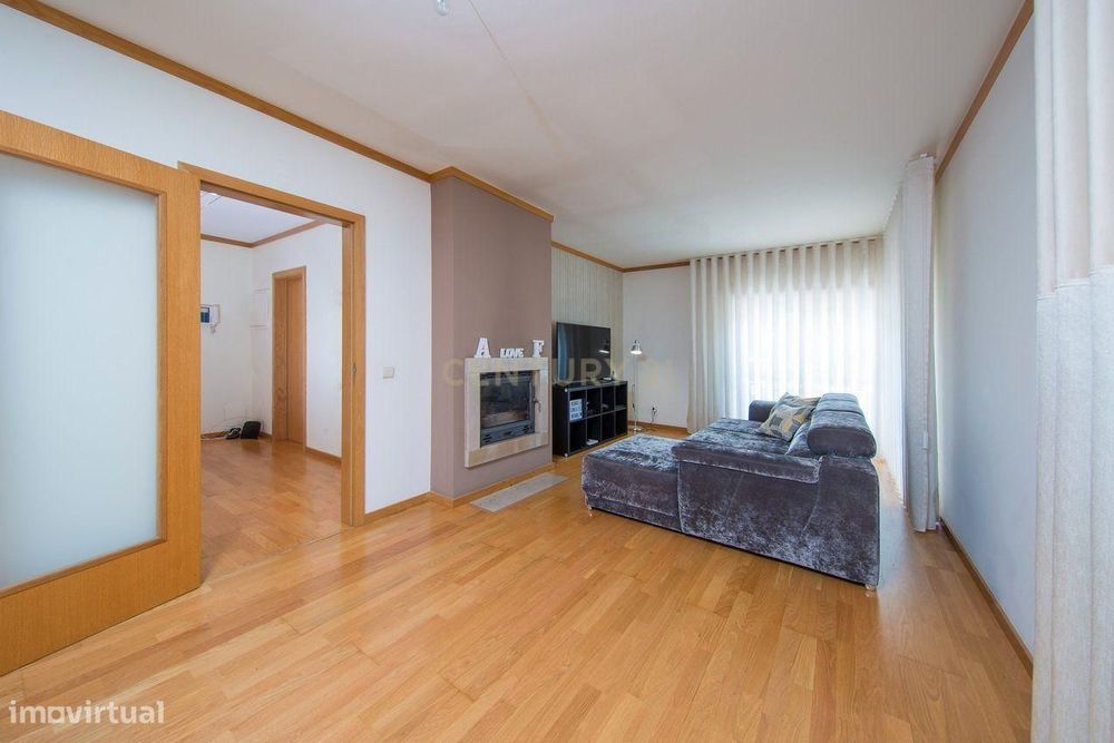 Excelente apartamento T3 com garagem dupla e aquecimento central