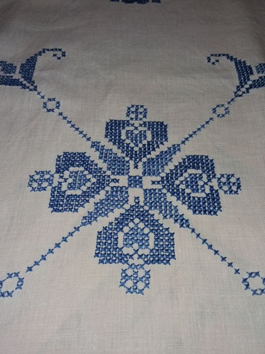 Ексклюзивна вишита скатертина ручної роботи