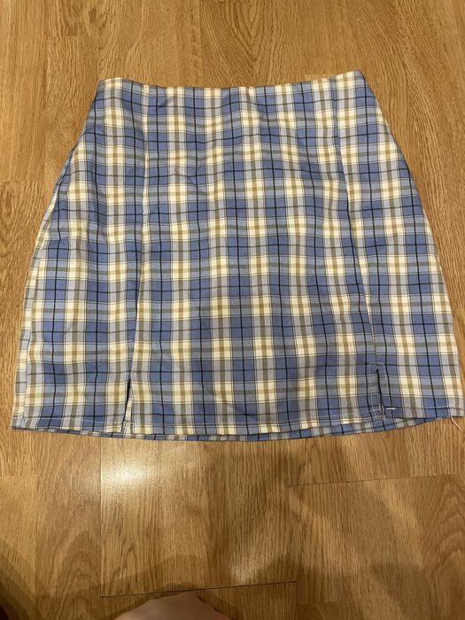 Блакинта спідниця в клітинку