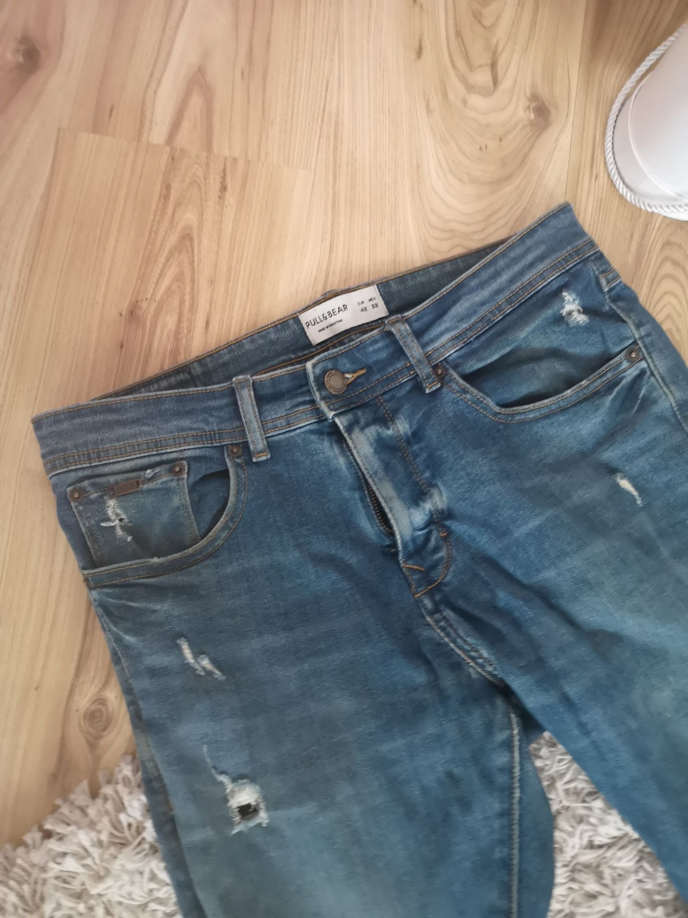 Spodnie dżinsowe z przetarciami jeansy z rozdarciami damskie Pull Bear