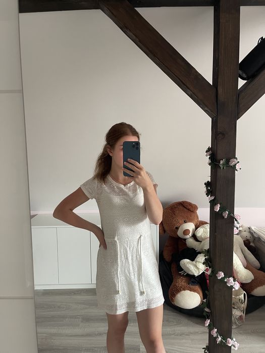 Biała koronkowa sukienka