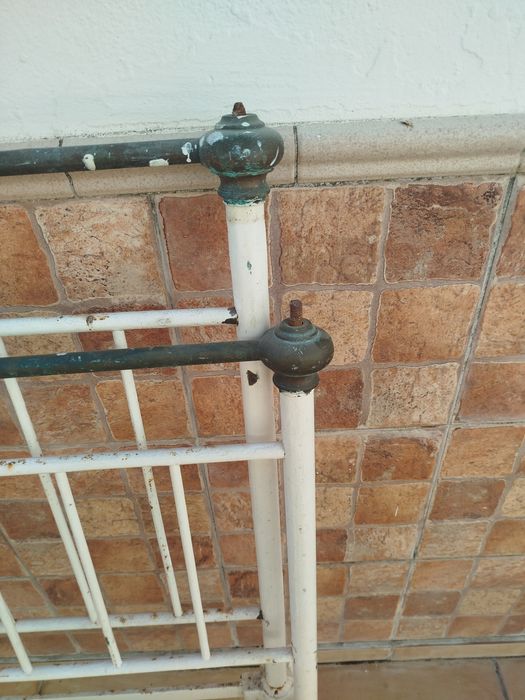 Cama de ferro antiga