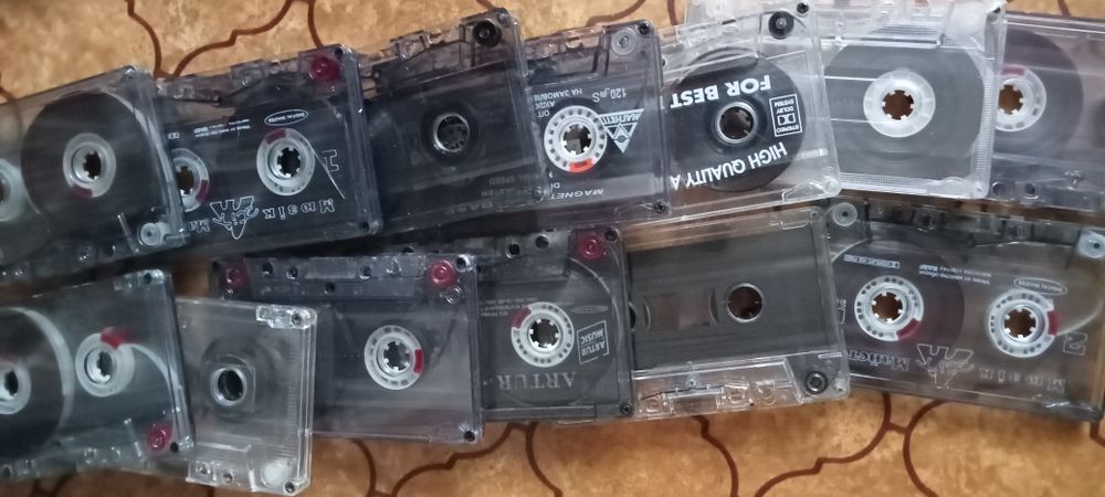 музичні аудіо касети з 90х років.аудиокассеты.