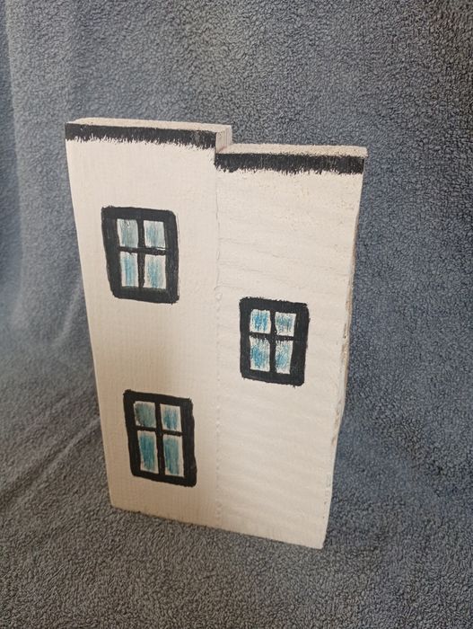 Domek ręcznie namalowany na desce