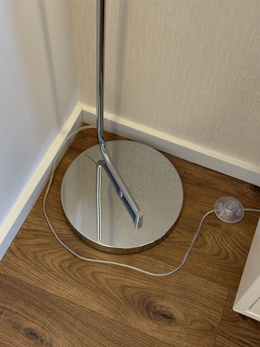 Candeeiro da AREA STORE de pé metalizado