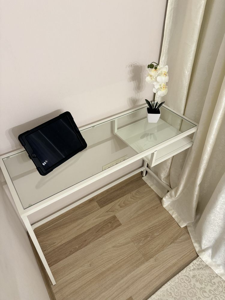 Стіл для ноутбука Ikea