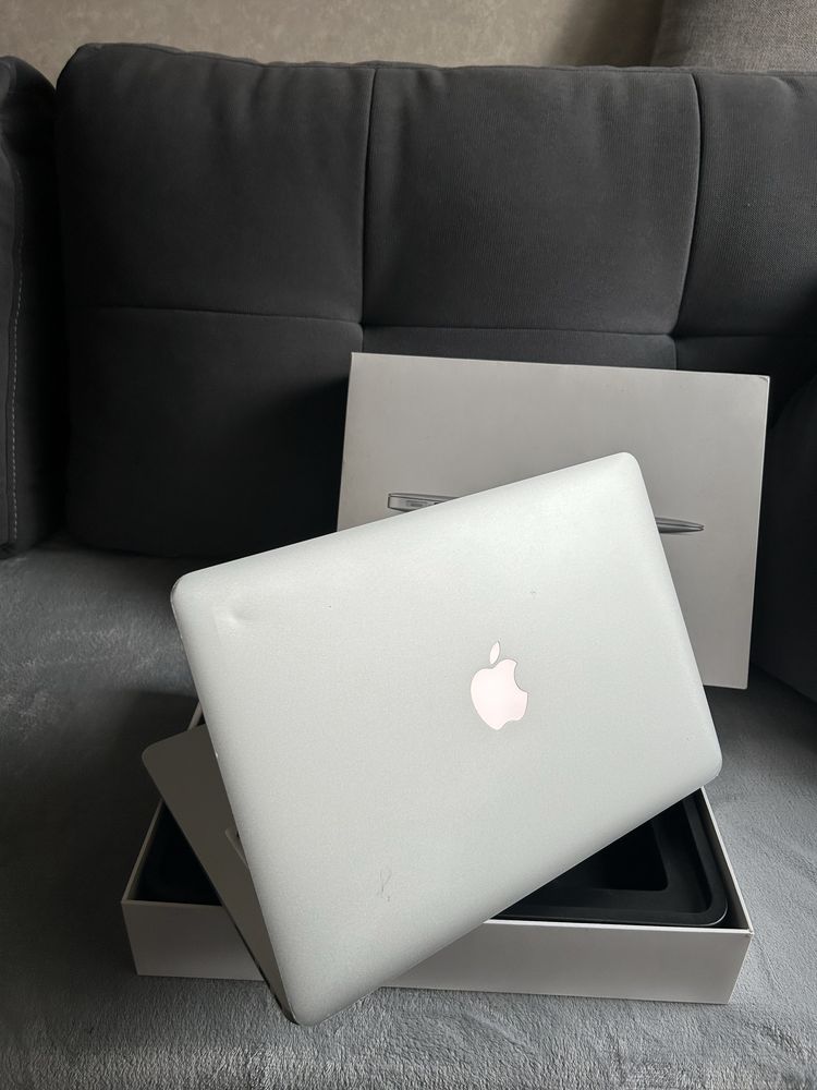 Продам MacBook Air 4 Гб/128 ГБ/Corel i5