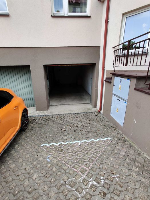 Garaż w bryle bloku – Romanowska 55B – zaparkuj także przed garażem