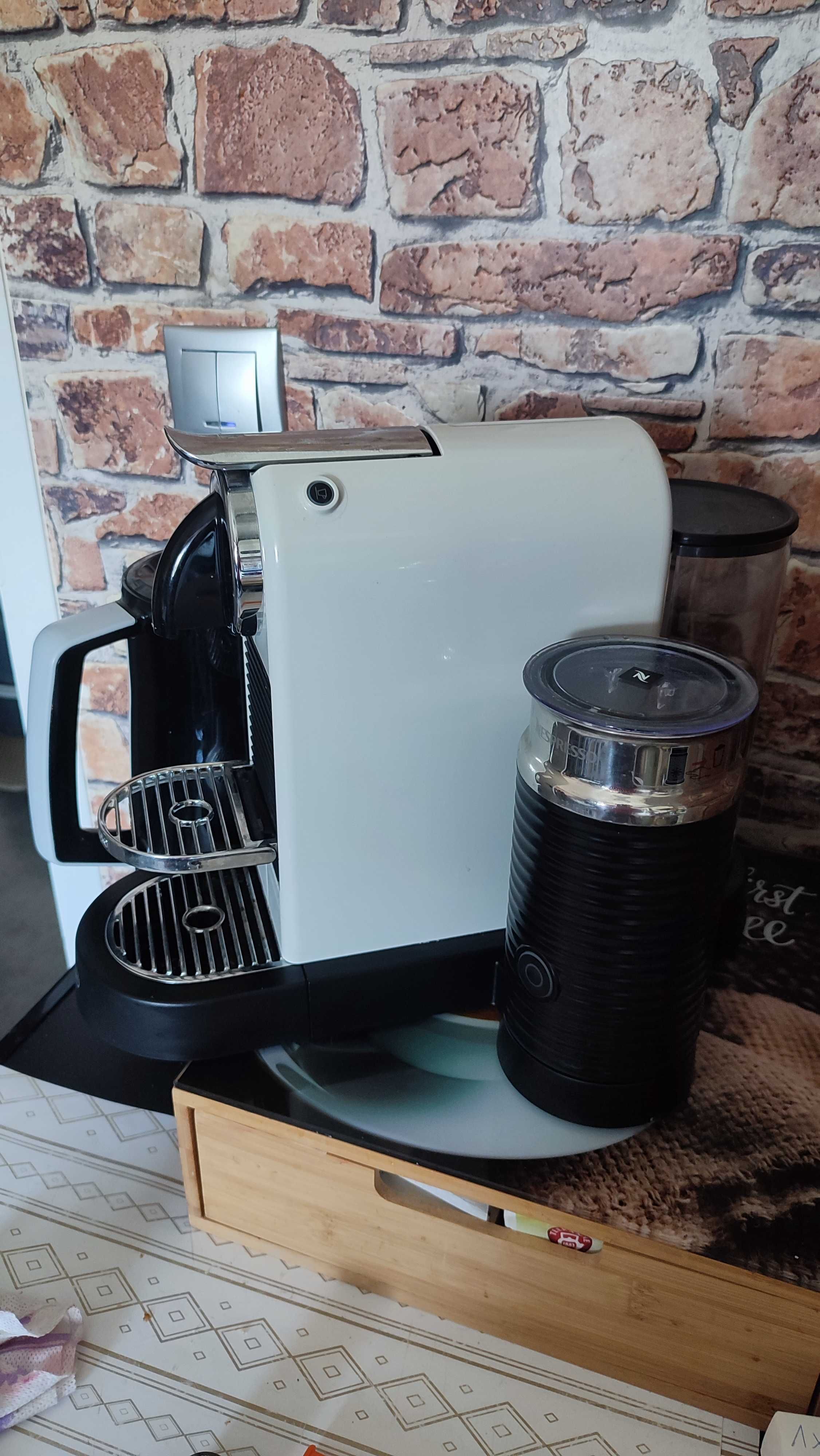 Express do kawy Nespresso ze spieniaczem mleka