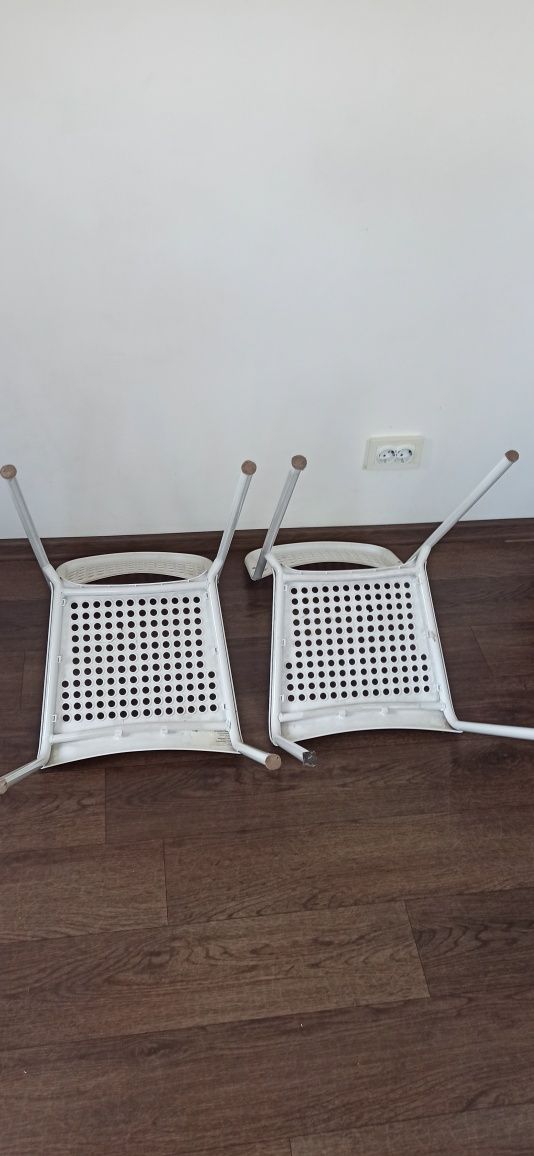 Стулья  Hole или IKEA  Adde белый.