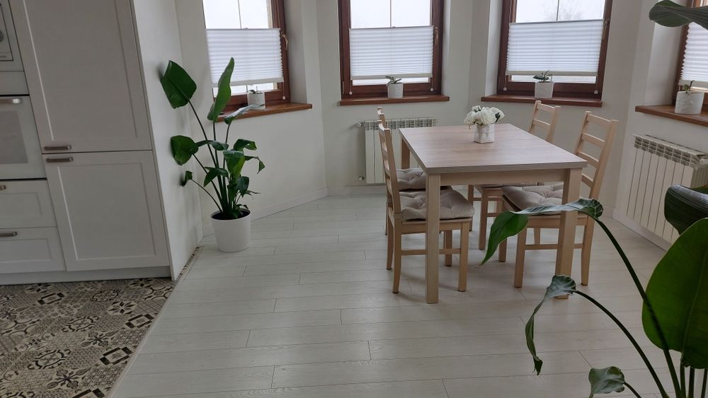 Stół rozkladany plus 4 krzesla- komplet do jadalni