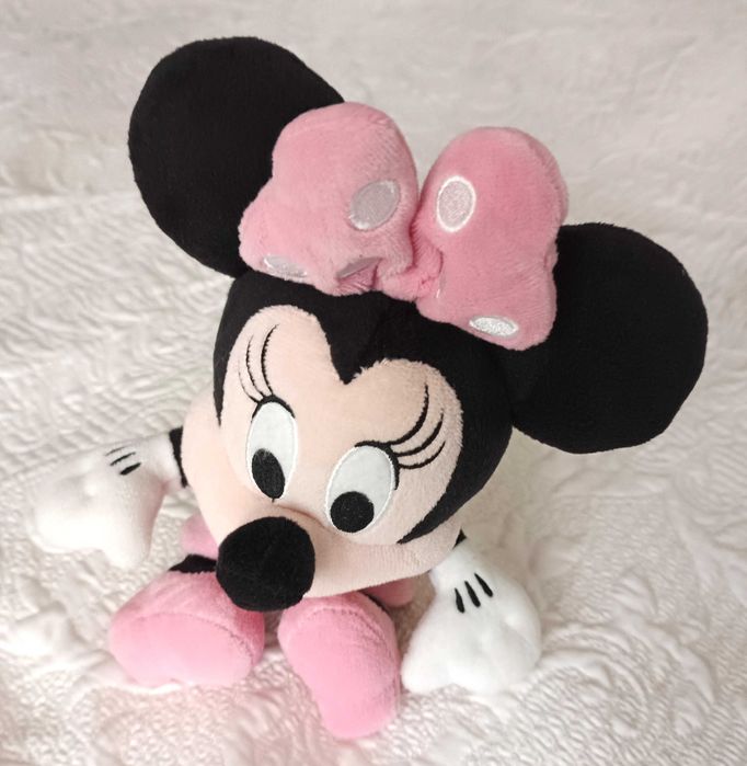 Pluszowa mała Mickey z serii Disney, o wymiarach 23x18x14cm
