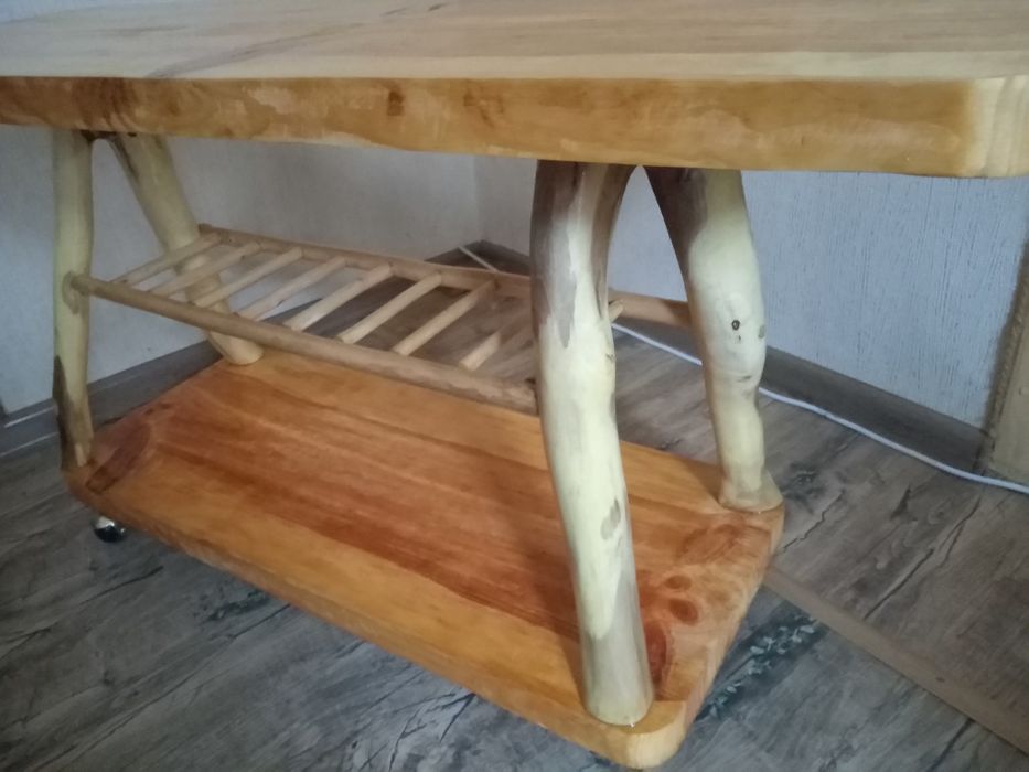 Столик з ніжками горіха які росли для цього, решта сосна, ліщина,