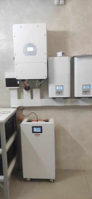 Підключення інверторів і аккумуляторів.